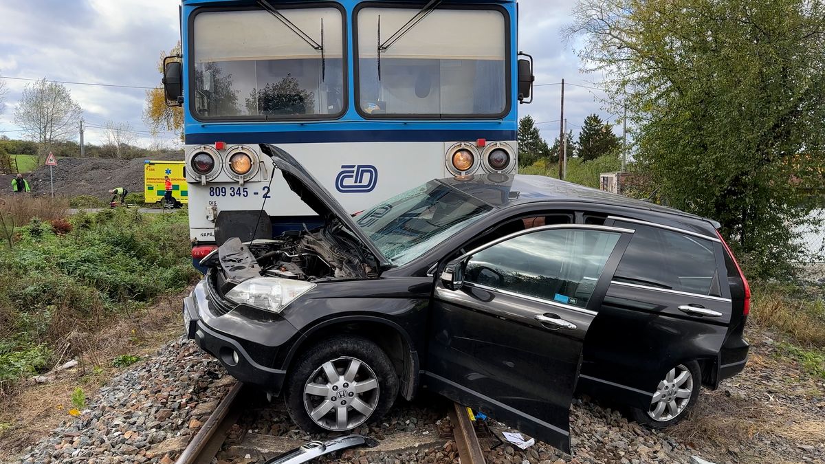 Vlak u Prahy smetl na přejezdu osobní auto. Čtyři zranění